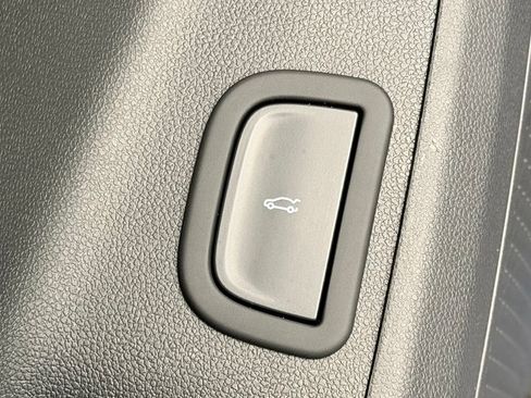 Used 2025 Chevrolet Traverse LT FWD image 12