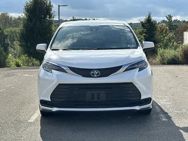 Used 2025 Toyota Sienna LE AWD/4WD image 31