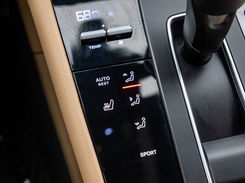 Certified 2025 Porsche Macan image 22