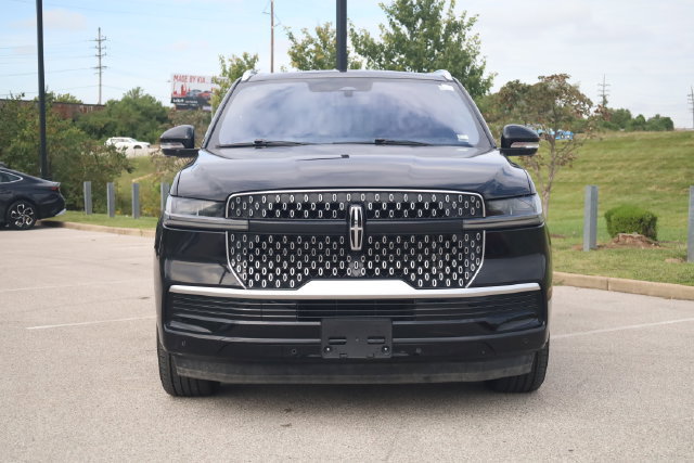 Used 2025 Lincoln Navigator Reserve AWD/4WD image 2