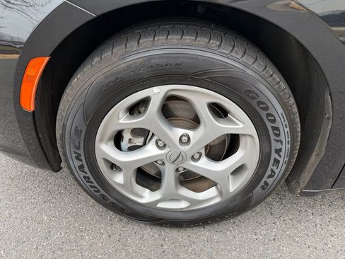 Certified 2024 Chrysler Pacifica Limited image 12