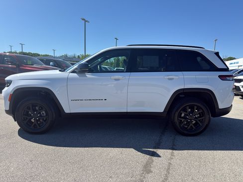 Used 2025 Jeep Grand Cherokee Altitude AWD/4WD image 6