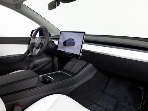 Used 2022 Tesla Model Y Performance image 27