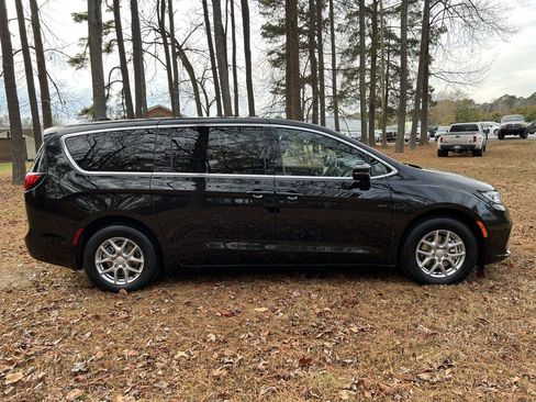 New 2026 Chrysler Pacifica Select FWD image 2