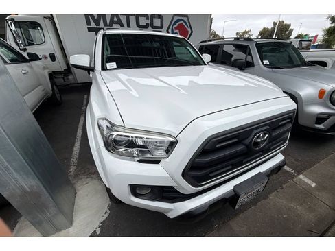 Used 2017 Toyota Tacoma SR5 w/ Tow Package AWD/4WD image 3