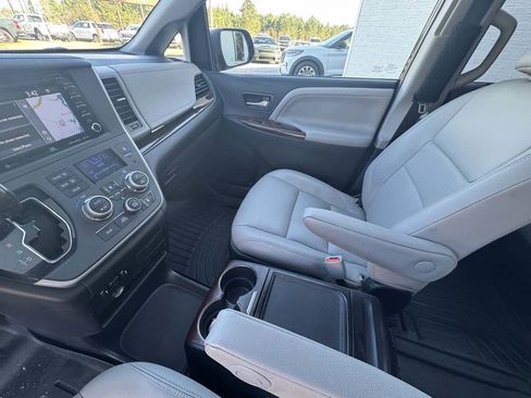 Used 2020 Toyota Sienna Limited Premium w/ Carpet Mat Package image 20