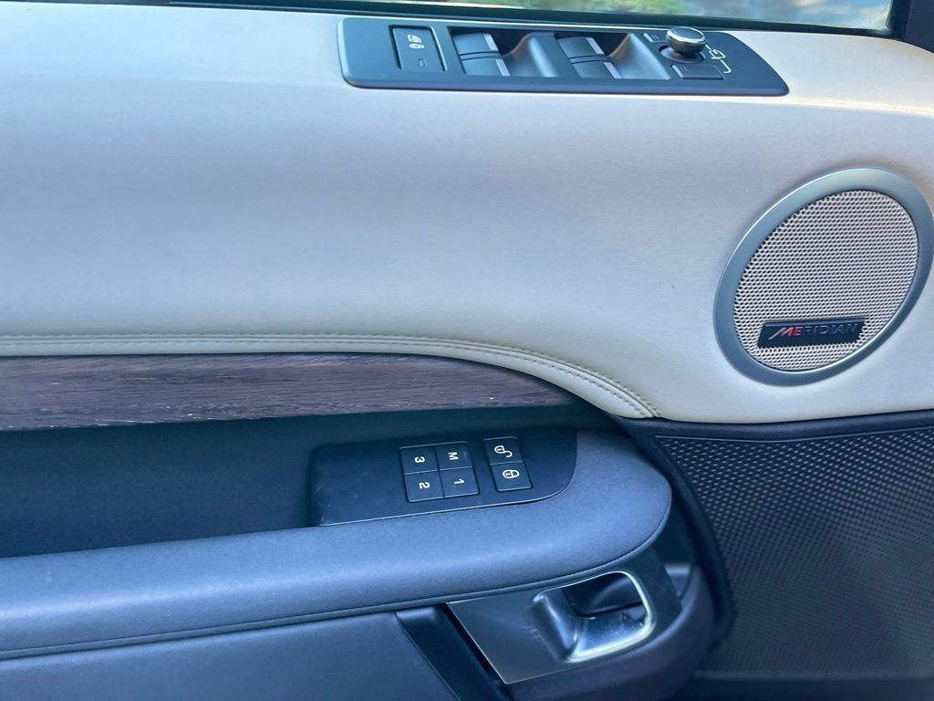 Used 2018 Land Rover Discovery HSE AWD/4WD image 9