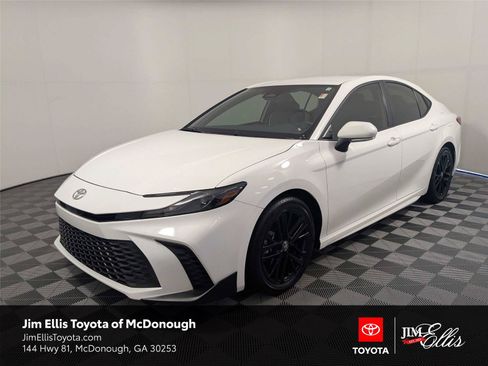 Certified 2025 Toyota Camry SE FWD image 1