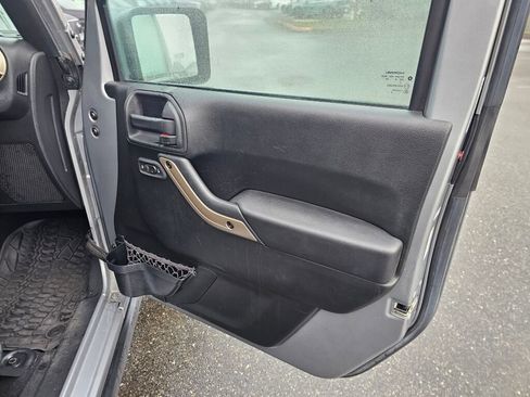 Used 2016 Jeep Wrangler Unlimited Sahara image 11