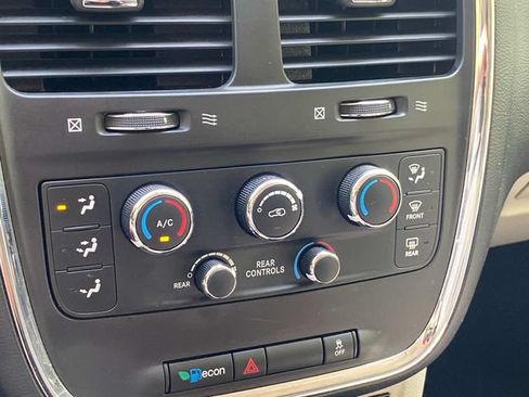 Used 2018 Dodge Grand Caravan SE w/ UConnect Hands-Free Group FWD image 25