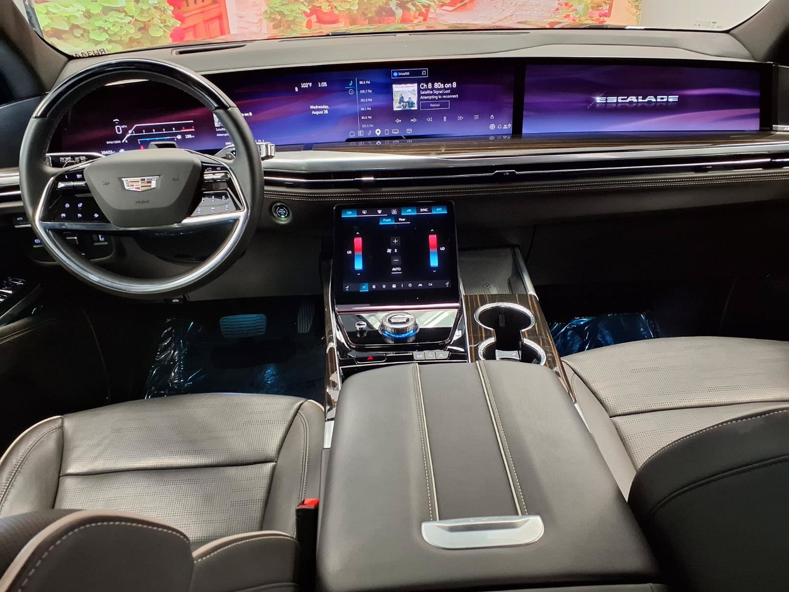 Certified 2025 Cadillac Escalade ESV Premium Luxury w/ LPO, Radiant Package AWD/4WD image 17