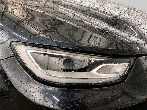 Used 2021 Chrysler Pacifica Touring FWD image 28