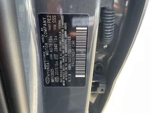 Used 2025 Hyundai Elantra Limited image 32