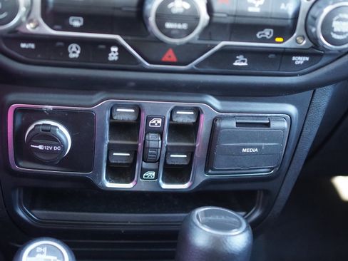 Used 2022 Jeep Gladiator Willys image 38