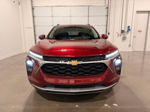 Used 2025 Chevrolet Trax LT w/ LT Convenience Package FWD image 2