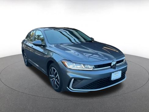 Used 2025 Volkswagen Jetta SE image 3