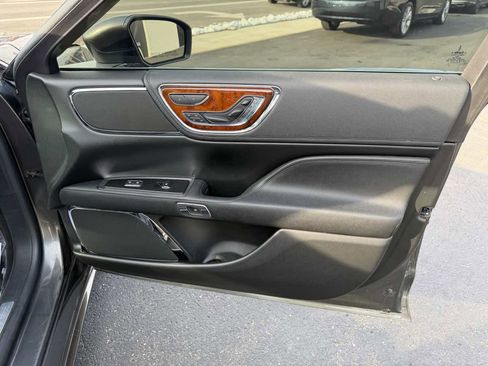 Used 2017 Lincoln Continental Reserve image 21