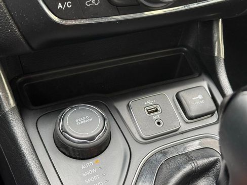 Used 2019 Jeep Cherokee Latitude Plus image 16