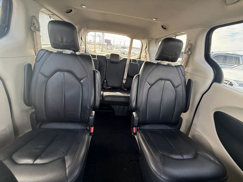 Used 2020 Chrysler Pacifica Touring-L image 25