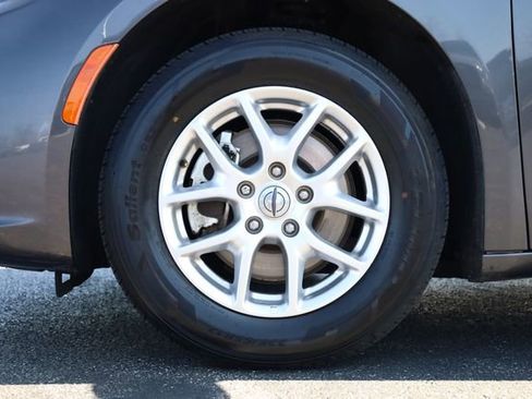 Used 2023 Chrysler Pacifica Touring-L image 9