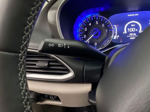 Used 2024 Chrysler Pacifica Touring-L FWD image 22