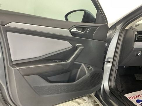 Used 2025 Volkswagen Jetta SE FWD image 11