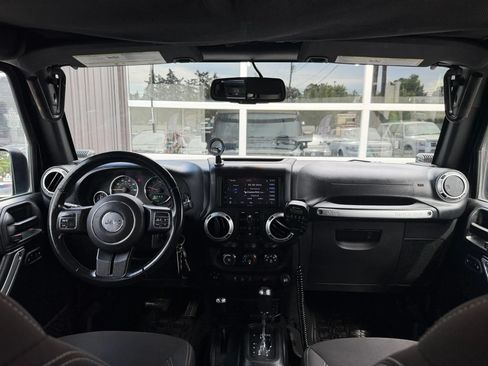 Used 2018 Jeep Wrangler Unlimited Sahara AWD/4WD image 28
