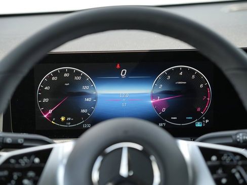 Used 2026 Mercedes-Benz GLB 250 4MATIC image 24