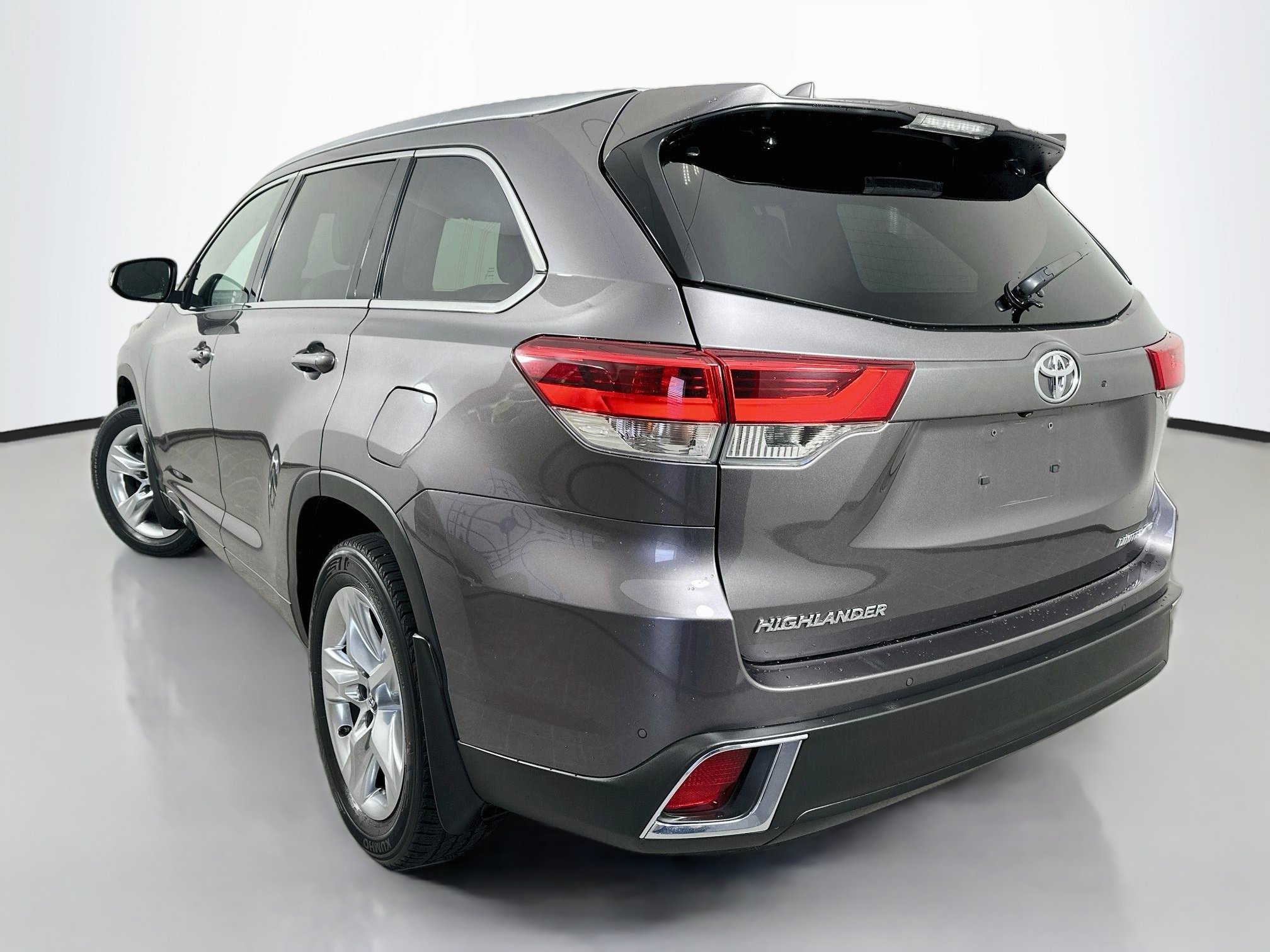 Used 2019 Toyota Highlander Limited w/ Carpet Mat Package (TMS) AWD/4WD image 5