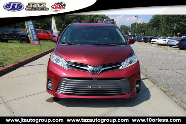Used 2018 Toyota Sienna XLE Premium w/ Carpet Mat Package FWD image 2
