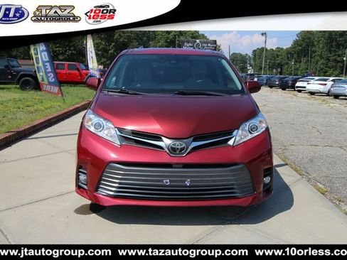 Used 2018 Toyota Sienna XLE Premium w/ Carpet Mat Package FWD image 2
