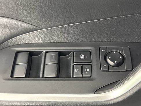 Used 2021 Toyota RAV4 LE AWD/4WD image 28