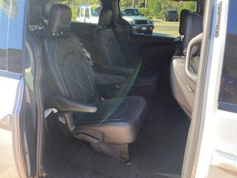 Used 2024 Chrysler Pacifica Touring-L w/ S Appearance Package image 17