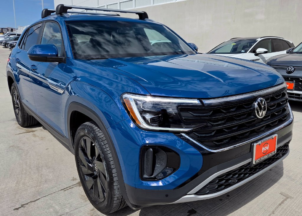 Certified 2026 Volkswagen Atlas Cross Sport SE FWD image 2