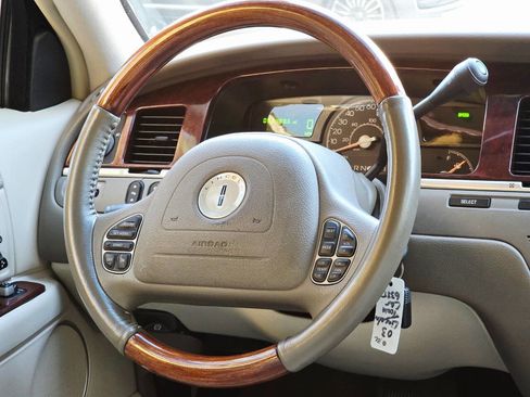 Used 2003 Lincoln Town Car Cartier image 15