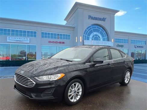 Used 2020 Ford Fusion SE image 1
