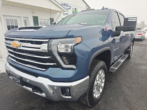 Used 2025 Chevrolet Silverado 2500 LTZ w/ LTZ Plus Package image 3