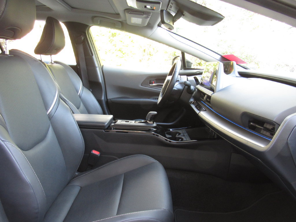 Certified 2025 Toyota Prius XLE FWD image 19
