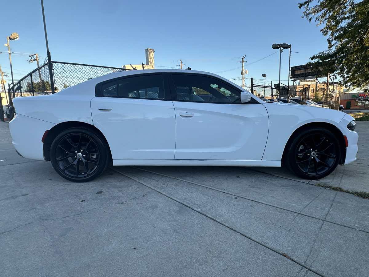 Used 2022 Dodge Charger SXT w/ Plus Group RWD image 4