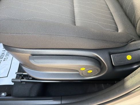 Certified 2025 Hyundai Venue SE image 15