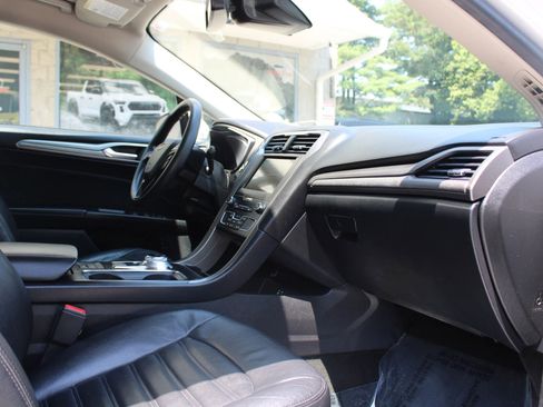 Used 2019 Ford Fusion SE image 17