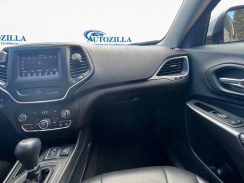 Used 2019 Jeep Cherokee Latitude Plus image 11