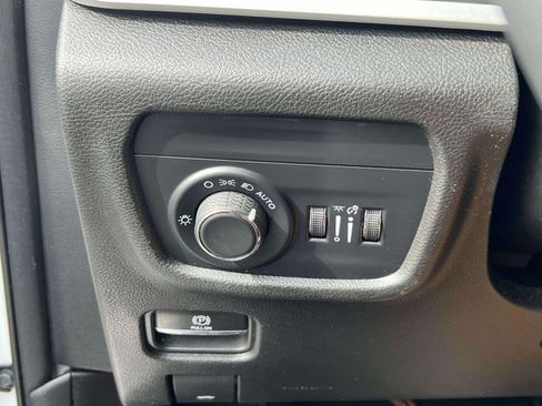 Used 2023 Jeep Grand Cherokee Laredo image 19