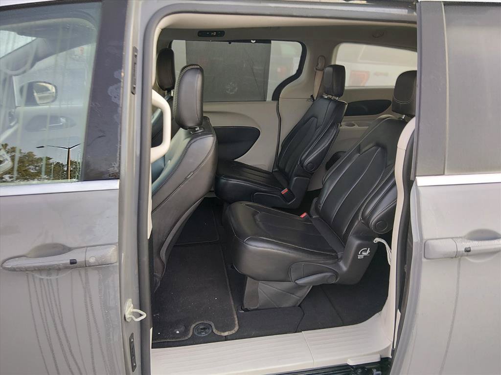 Used 2023 Chrysler Pacifica Touring-L FWD image 13