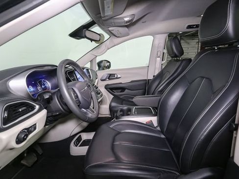 Used 2023 Chrysler Pacifica Touring-L FWD image 40