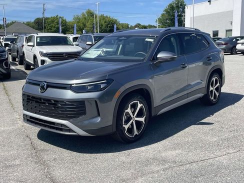 New 2026 Volkswagen Tiguan SE FWD image 3