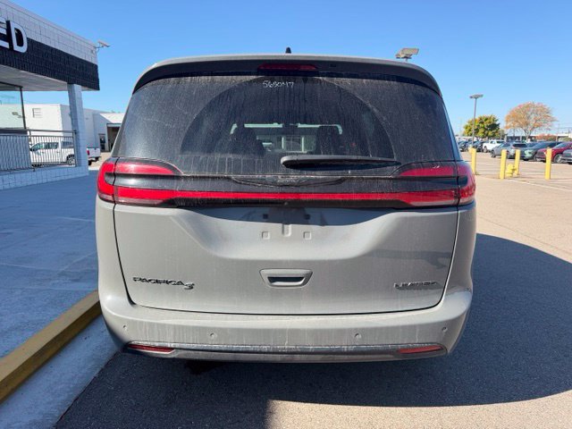 Used 2025 Chrysler Pacifica Limited FWD image 8