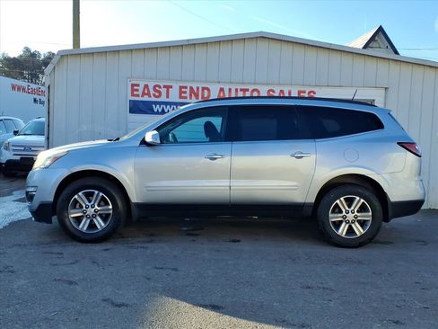 Used 2017 Chevrolet Traverse LT image 2
