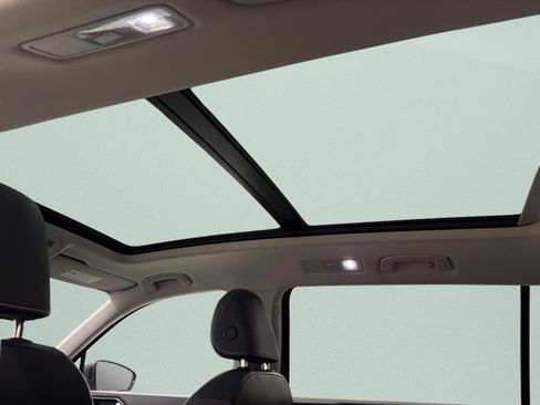 Used 2021 Volkswagen Tiguan SE w/ Panoramic Sunroof Package AWD/4WD image 13