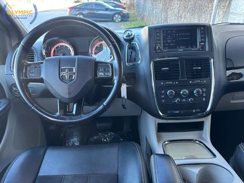 Used 2020 Dodge Grand Caravan SXT image 19